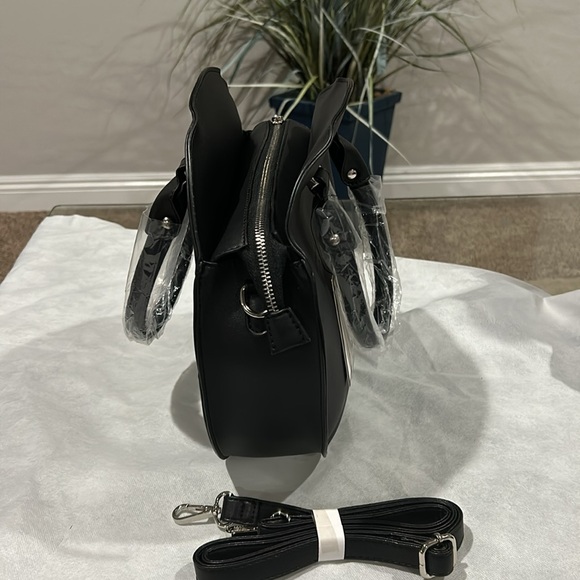 New Melie Bianco black vegan leather round bag w/adjustable strap. - Picture 4 of 10